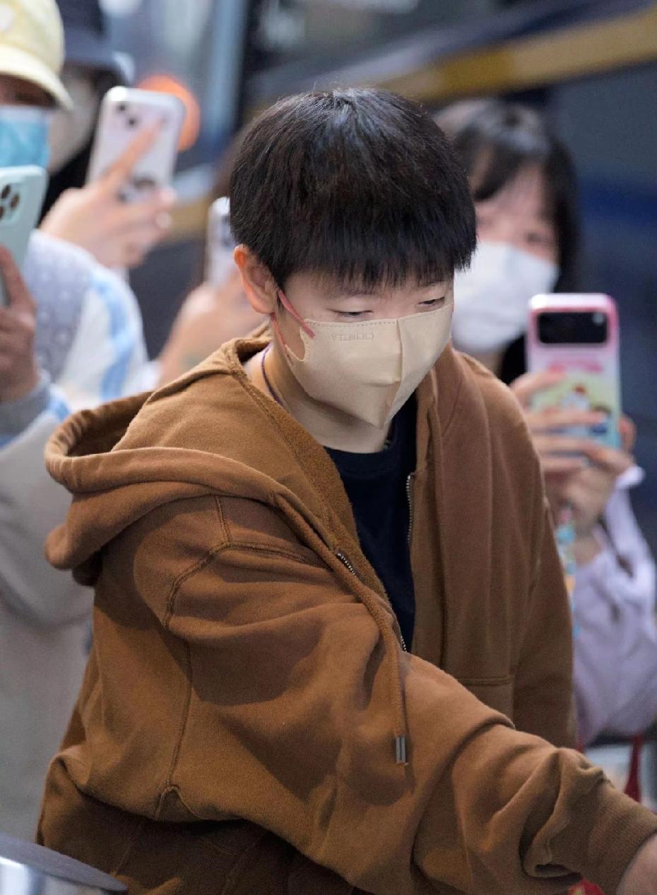 马蹄哒哒哒，马不停蹄，3月2日，国乒从新加坡回北京啦！莎莎这身衣服，好俏皮可爱