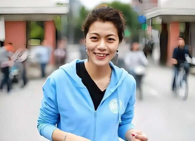 复旦大学教授陈果说："男人一定不要贪图女人的肉体，那只是片刻的欢愉，男女之