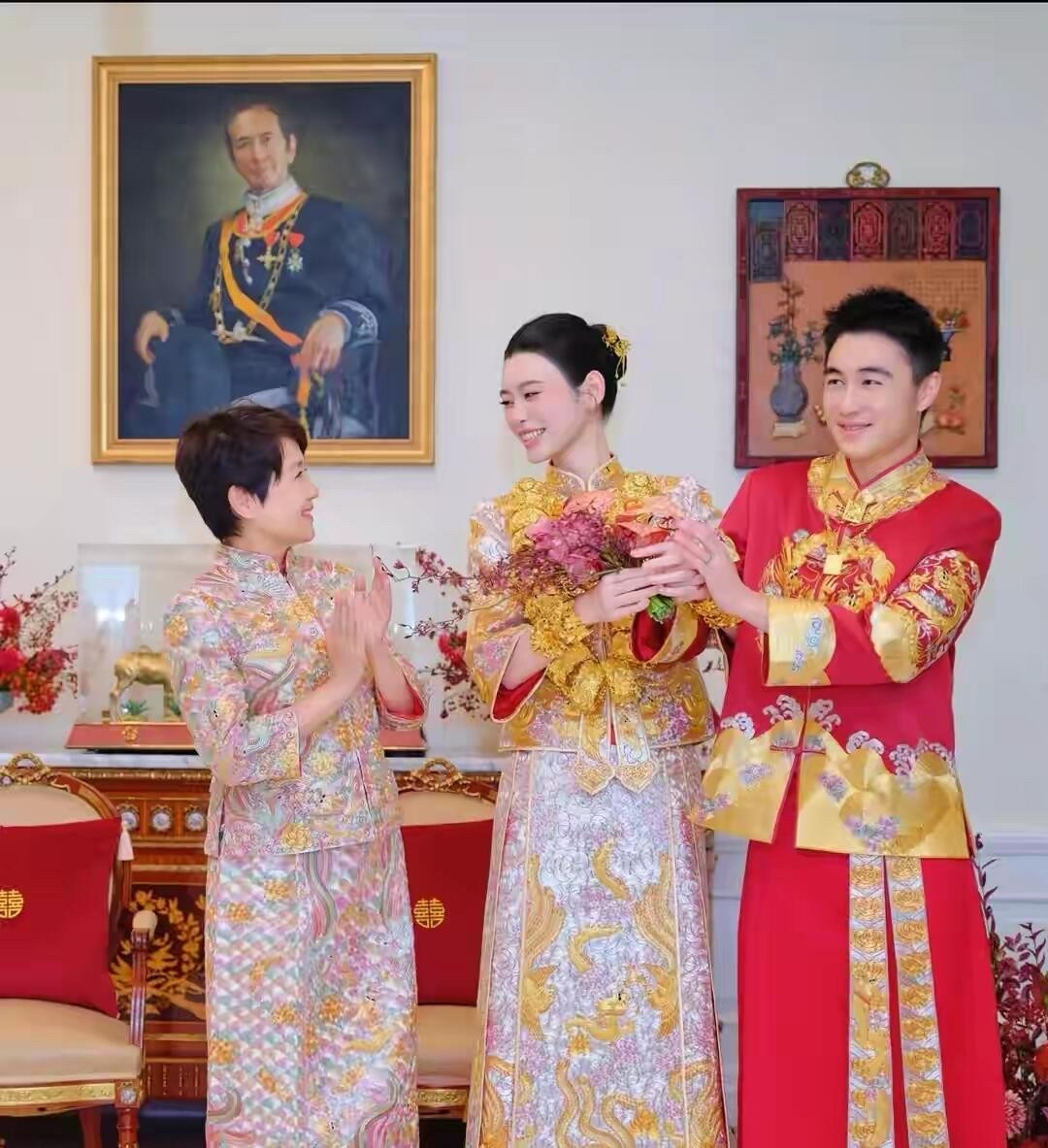 奚梦瑶大婚：婆婆当闺女，何猷君当宝看看这合影里的眼神！奚梦瑶笑得眉眼弯弯，何猷君在旁边看着老婆，满眼