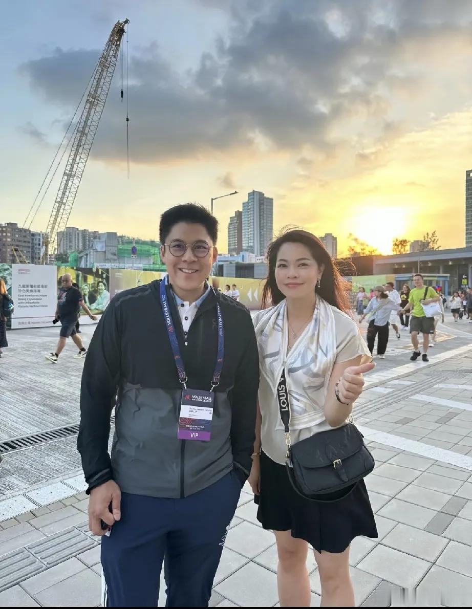 霍启刚竟然独自在香港坐地铁去看郑秀文的演唱会，穿得好厚，地铁上没人注意他，他没有