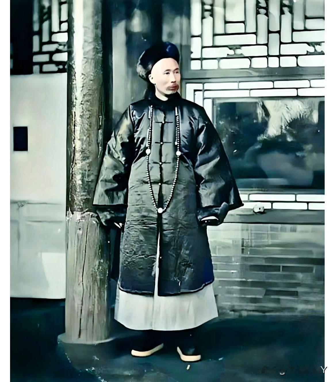 一八七一年，身着常服、头戴暖帽、胸前挂着朝珠、脚穿官靴在保定直隶总督府的李鸿章。