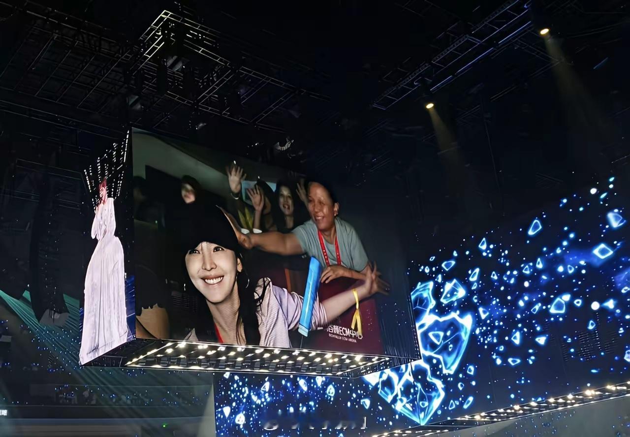 肖战和龙丹妮同时出现在李宇春演唱会！11年了，这两位第一次同时出现在同一场合。地