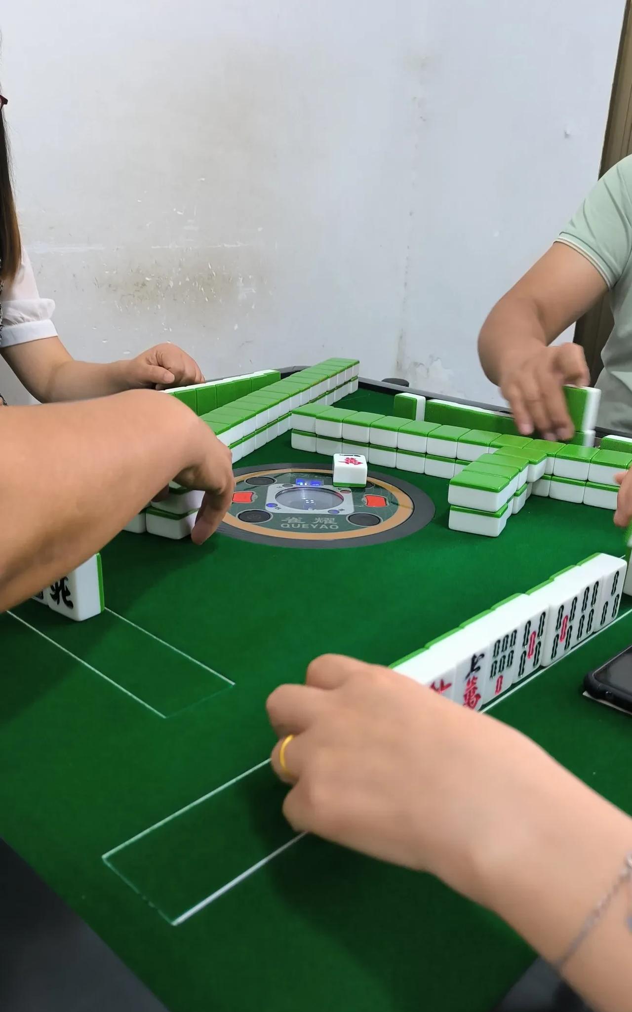 打麻将真不能到陌生的地方。珍姐和我是一样大的年龄，她很喜欢打麻将。那天她到我们
