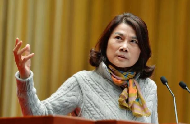 2021年，董明珠够霸气！一个海归去面试格力，还要求10万月薪，董明珠毫不留情问