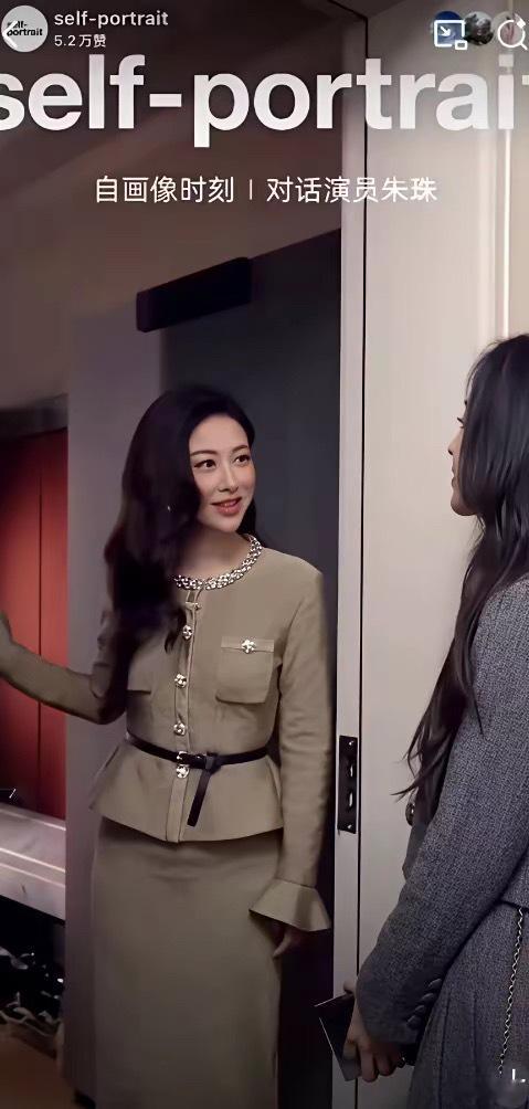 翁青雅采访朱珠直播完整版🈶，救场主持人进来都懵了，朱珠都失去了表情管理，有没有