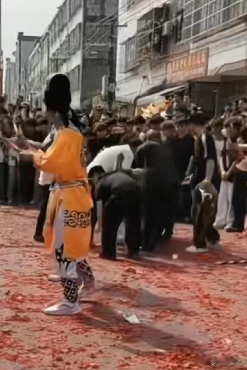 英歌发生事故了，胪溪南寨英歌队其中一队员，半途突然倒下，相关管理人员第一时间也进