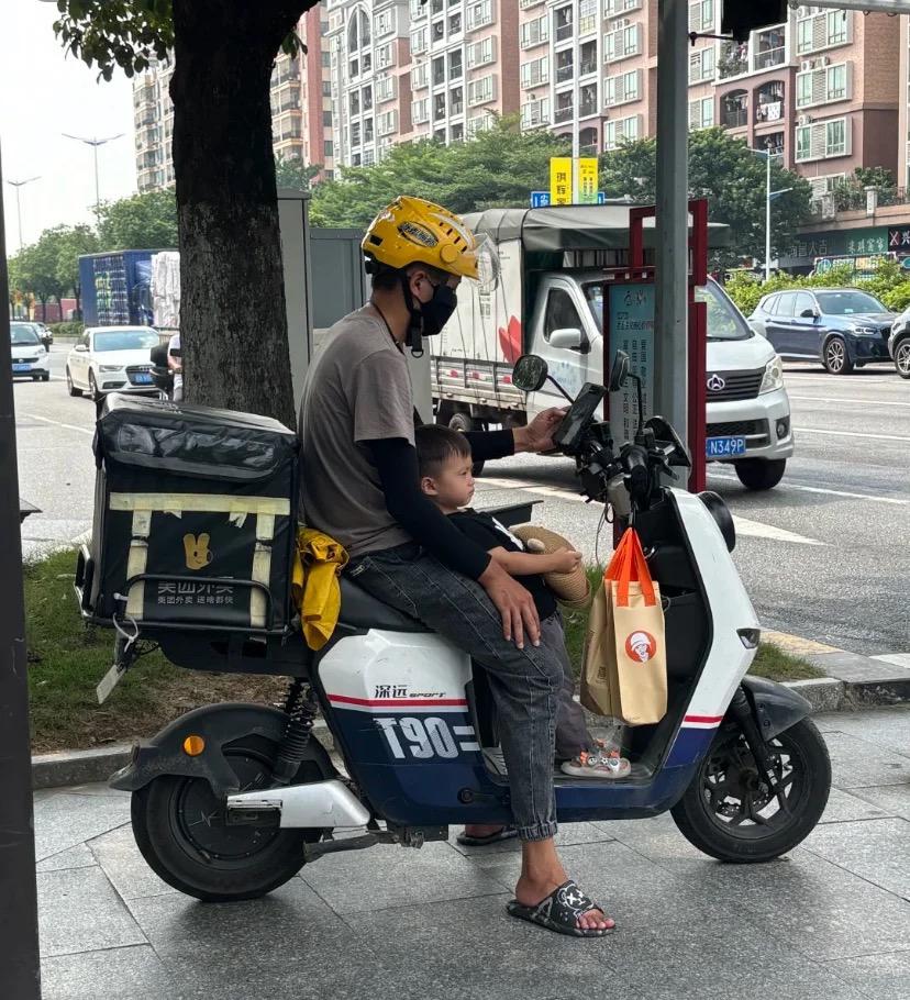 月入过万的外卖员，凭什么被说“丢人”？那天下班在楼下，亲眼看见一个穿西装的男士