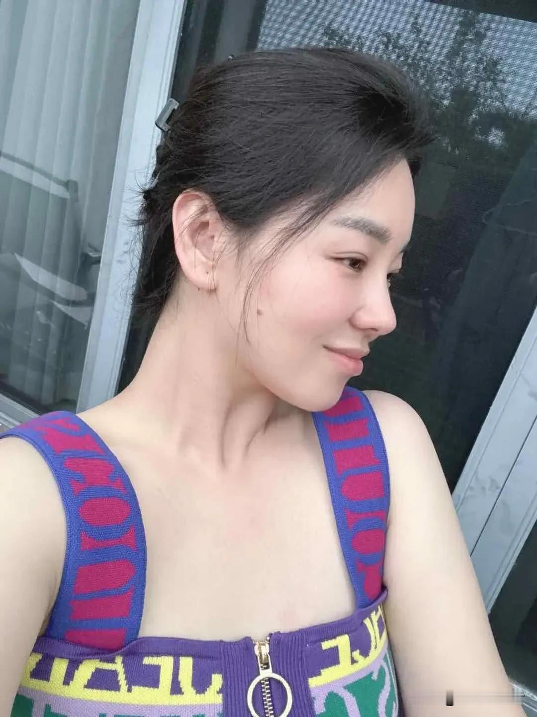 阳光明媚的午后，微笑的少女与窗外的绿意相映成趣。阳光治愈照甜美微笑写真