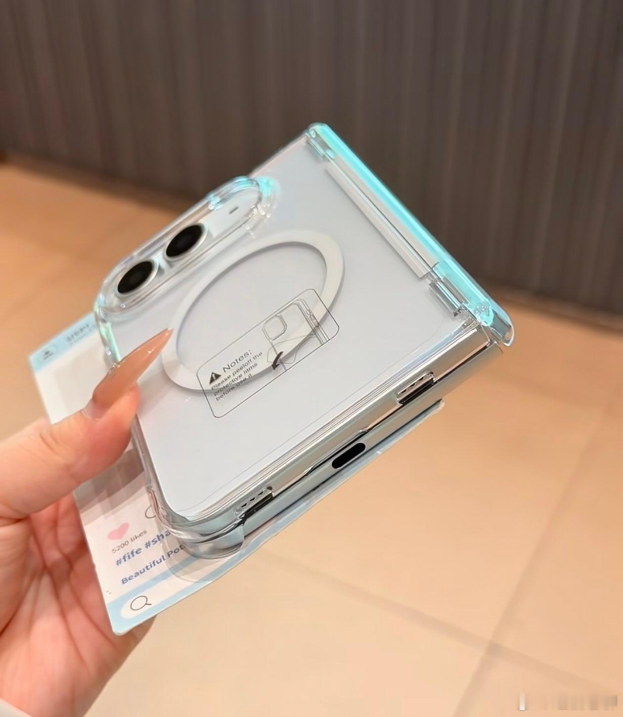 网友爆料了苹果首款折叠屏iPhoneUltra的手机壳，看起来真漂亮，坐地铁挤