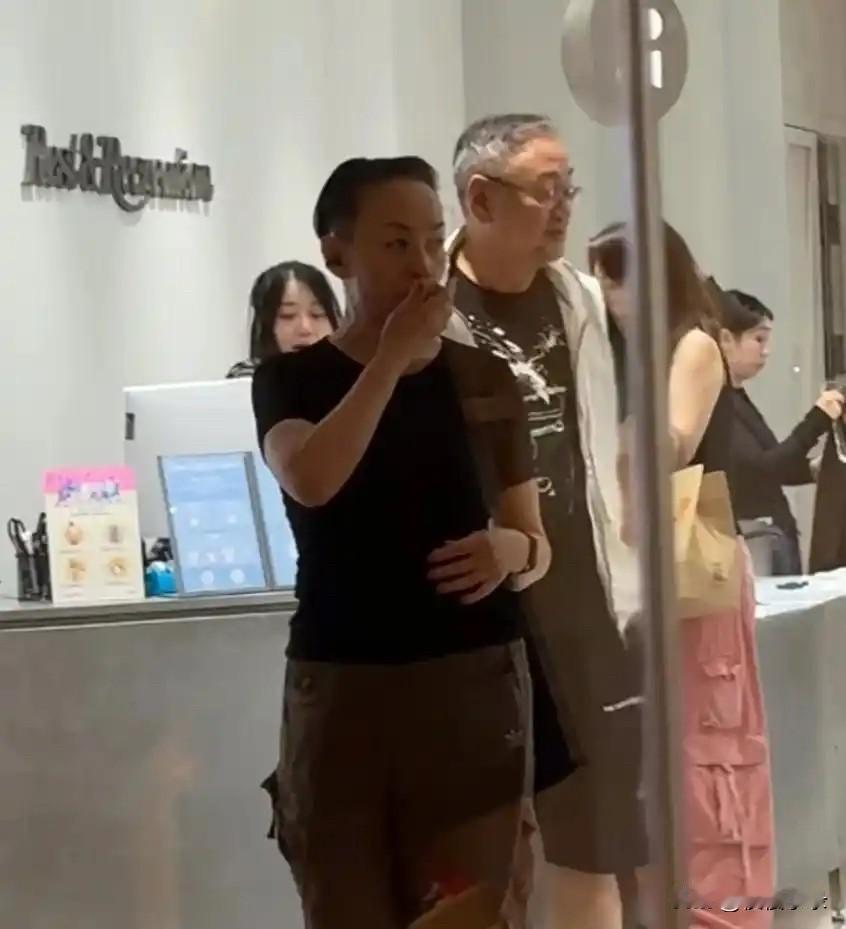 宋丹丹一家三里屯逛街，64岁比儿媳显年轻，巴图与继父互动暖！[赞][赞]