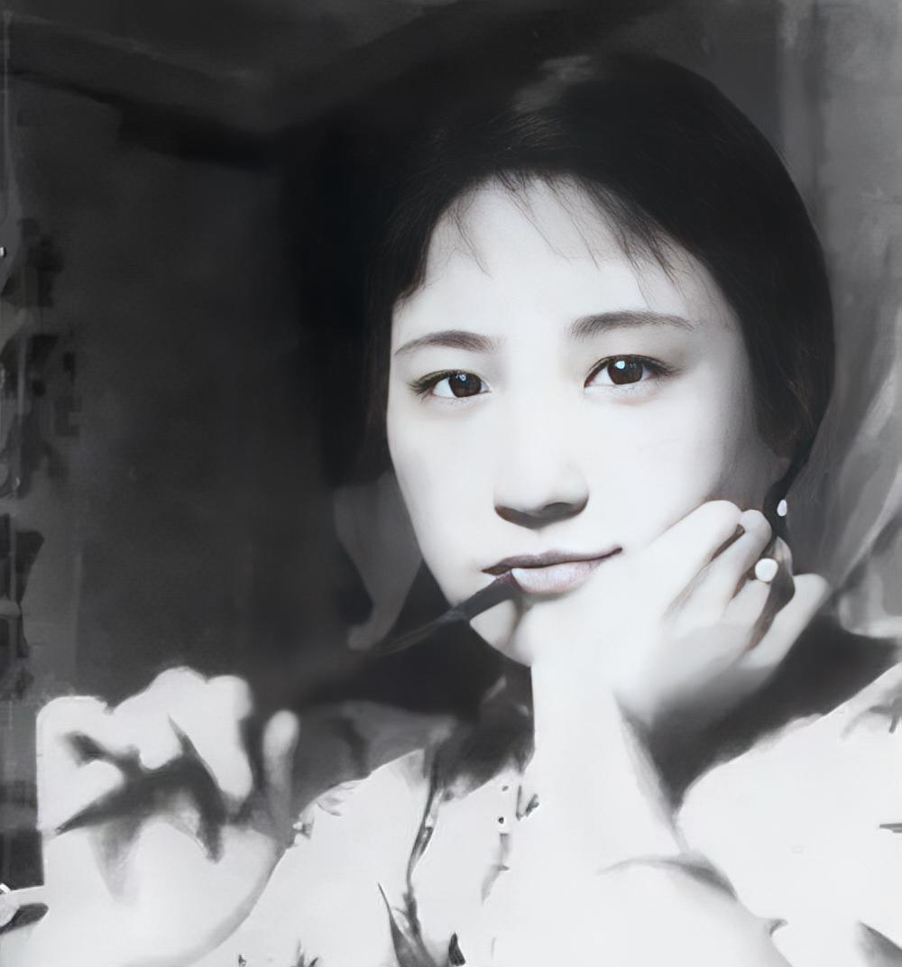 1961年，陆小曼穷得吃不起鸡蛋时，将唯一的貂皮大衣卖掉，买来几斤大闸蟹，请3个