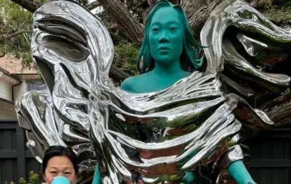 扎克伯格这下彻底不装了当年全网说他节俭，总是穿同一件廉价T恤，日常只开一辆飞