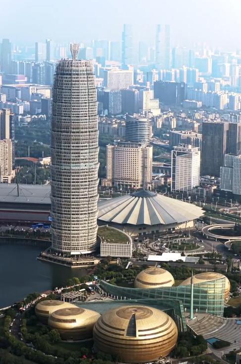 武汉有历史先决优势，郑州因为是京广与陇海线兴起的城市，历史发展只有几十年时间。要