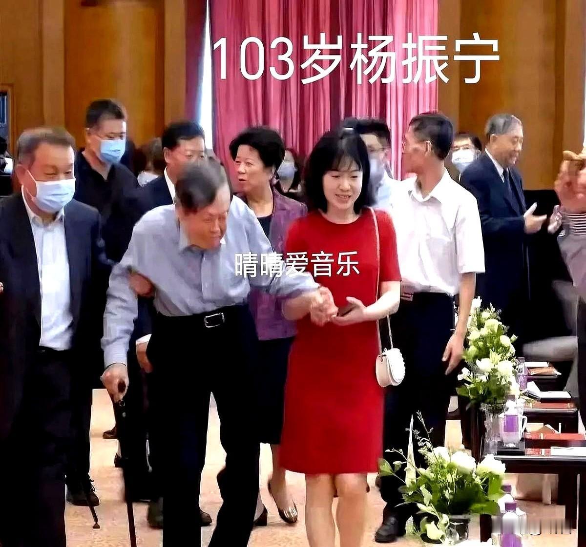 103岁杨振宁近日与49岁妻子翁帆现身，清瘦身形掩不住目光里的清明。这对相差