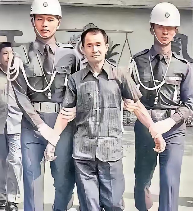 1982年，被判死刑的李师科即将赴刑。他理好头发，换上崭新短袖衬衣，神情淡漠，坦