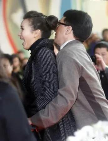 真的不习惯一个异性这么近的贴脸拍照。就算自己的亲爹也是一样。很多明星大佬都喜