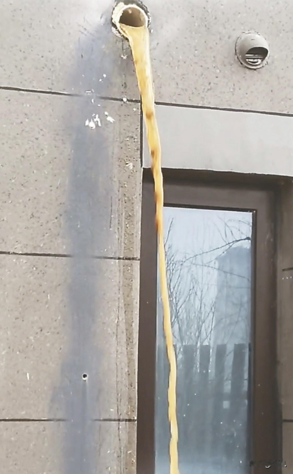 一道黄褐色的水柱，又从二楼那个洞里哗啦一声冲下来，溅在一楼窗台上，空气里的味儿立