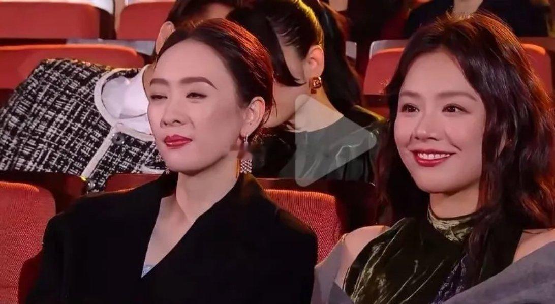 入了心的人再相见，还会心动吗？微博世界大会上，前排的马苏和思纯笑容满面，镜头却