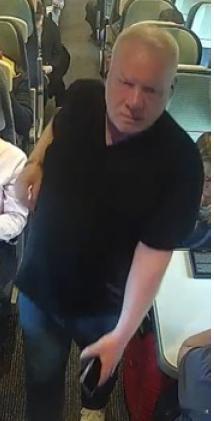 【英国女乘客列车上熟睡遭性侵，警方公布监控画面缉色狼】英国一名女性乘客近日在从