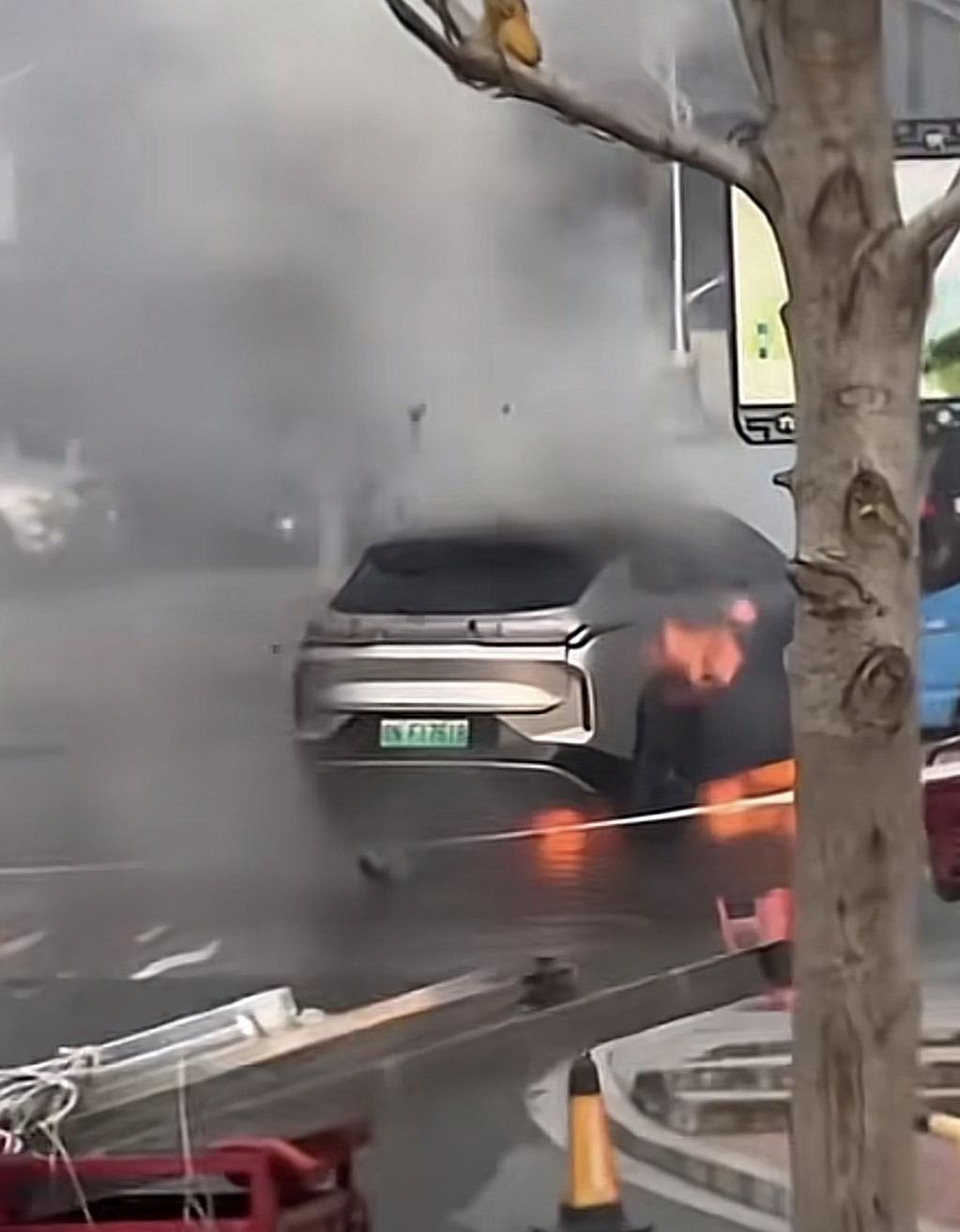 【安徽六安市，一辆领克08起火，并伴随爆炸声响！】2025年12月7日，在安徽