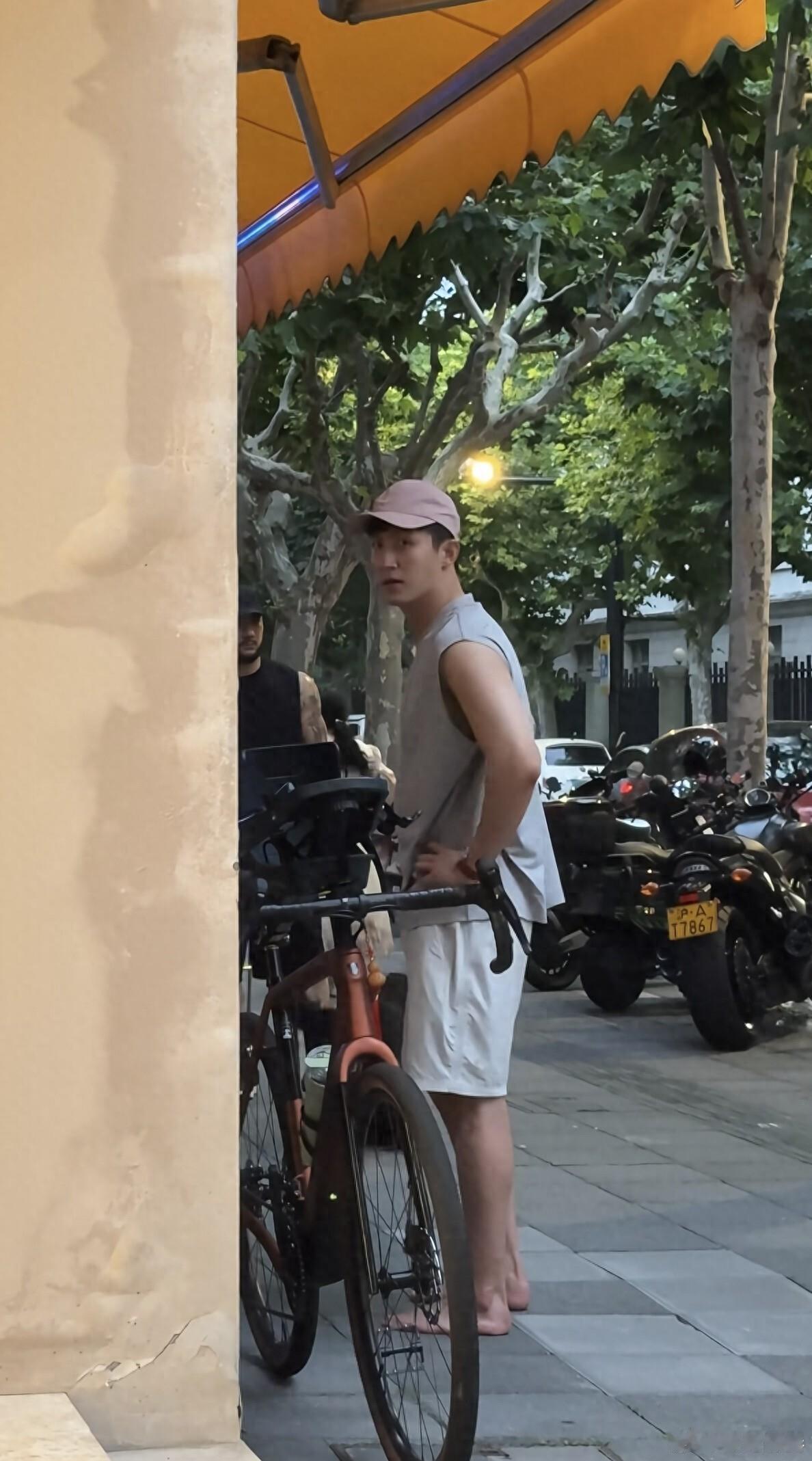 黄景瑜又搞事情！这回是光脚站街头，网友：三伏天脚底板烫吗