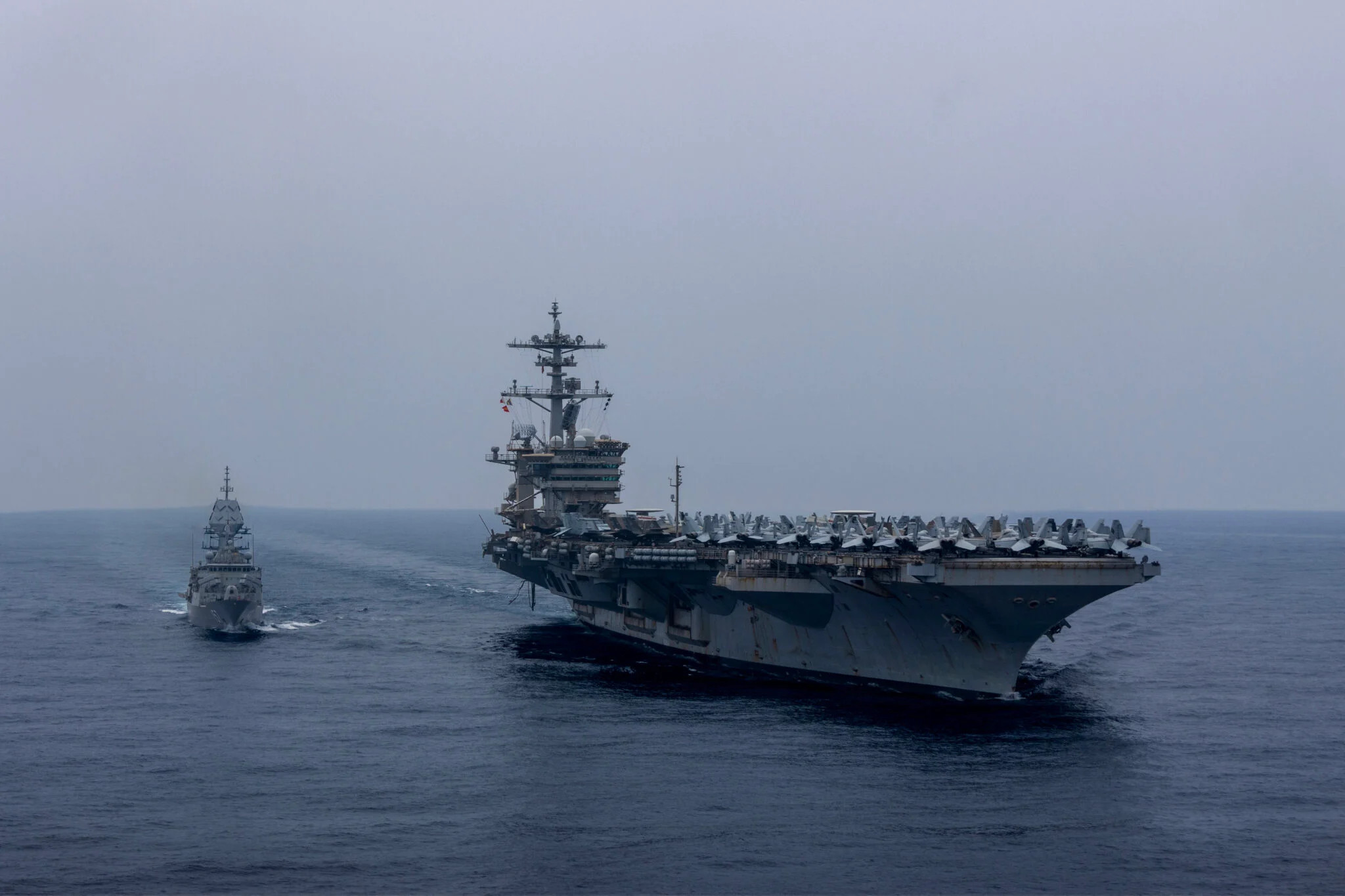 2026年9月11日，澳大利亚皇家海军“珀斯”号（左）在南海与美国海军“尼米兹”级航空母舰“亚伯拉罕