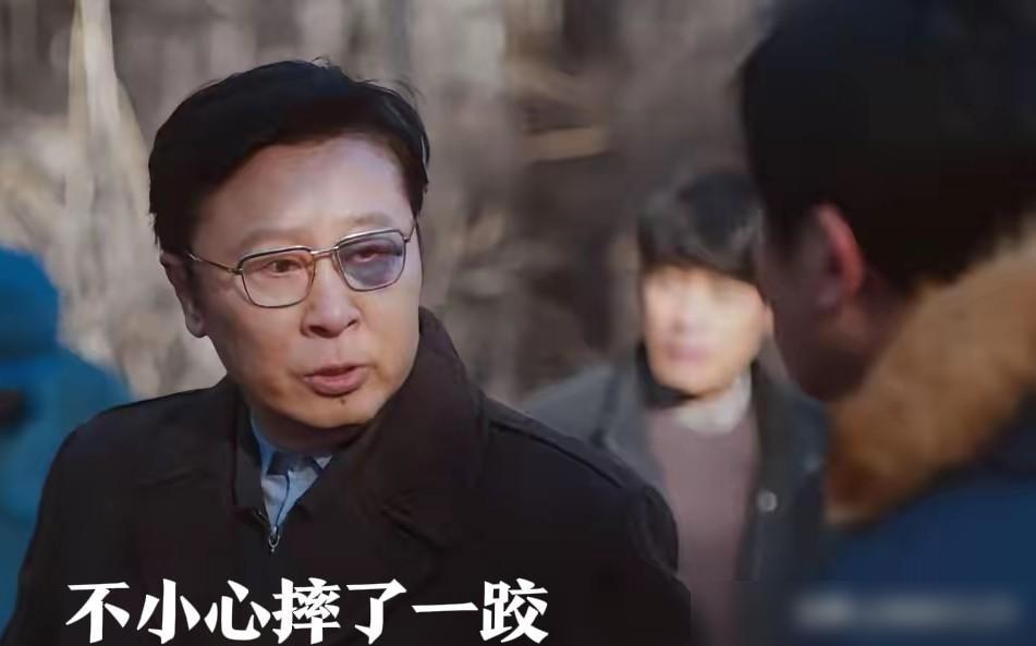 谁知道《老舅》中，陈厂长那只乌青的眼睛是怎么回事？陈厂长平时威风八面，出席赵海龙