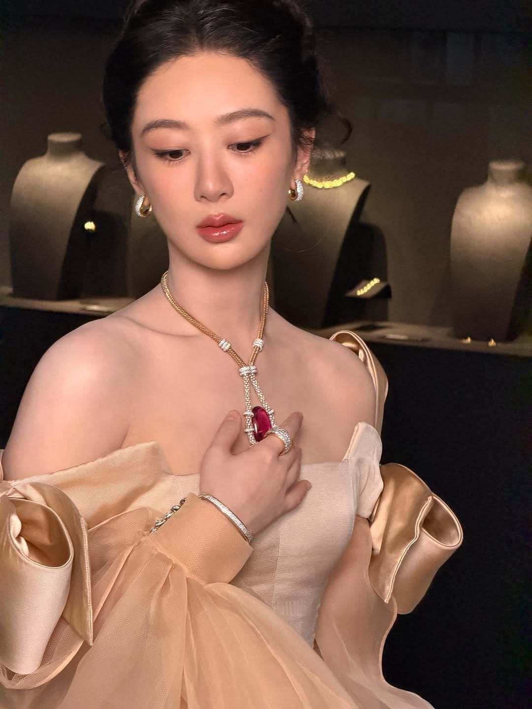 G社拍的杨紫笑晕，现在G社都快成杨紫专属站姐了这次巴黎珠宝展生图全网疯转，眉眼舒