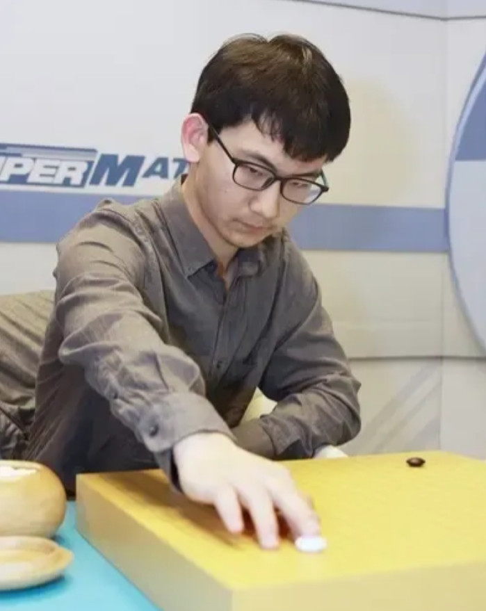 尽管是一场反转、反转、再反转的比赛，丁浩九段显然还是略胜一筹，新科世界冠军王星昊