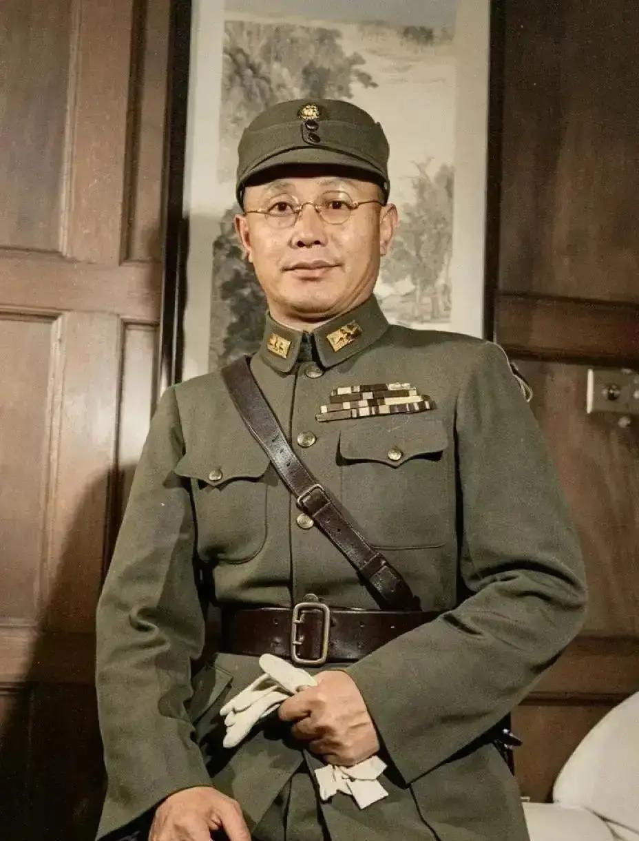 何应钦与冈村宁次是校友，受降前一晚，何应钦派人带话，让冈村宁次仪式上不要随身带军