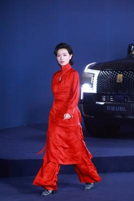 万茜现身2026上城士非遗巡游展一身红色穿搭亮相，是惊艳还是惊吓有人说很惊艳