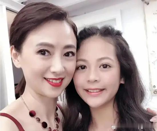 翁虹回应女儿被称最美星二代：演艺圈不差她一个近日，演员翁虹18岁的女儿刘莳（小名