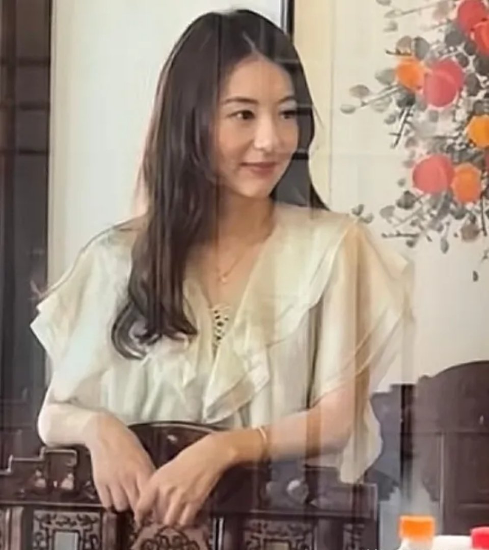 郭富城老婆在安徽娘家还没走，有粉丝偶遇方媛陪外婆逛当地大润发超市，她已经38岁了