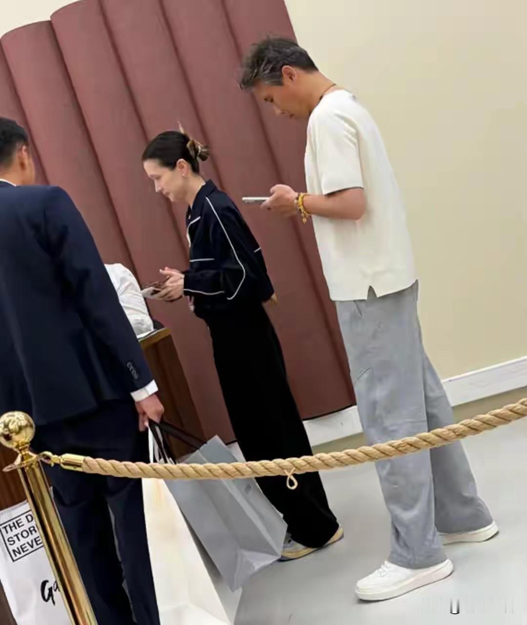 李乃文和妻子一起逛街购物，甜甜蜜蜜。妻子杨婷是中央戏剧学院导演系毕业，知名话