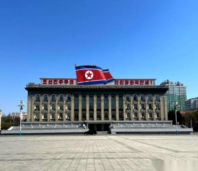 一个守着全球最大油田，最后活活把自己作成全民饥饿。一个被全世界围堵了几十年，居