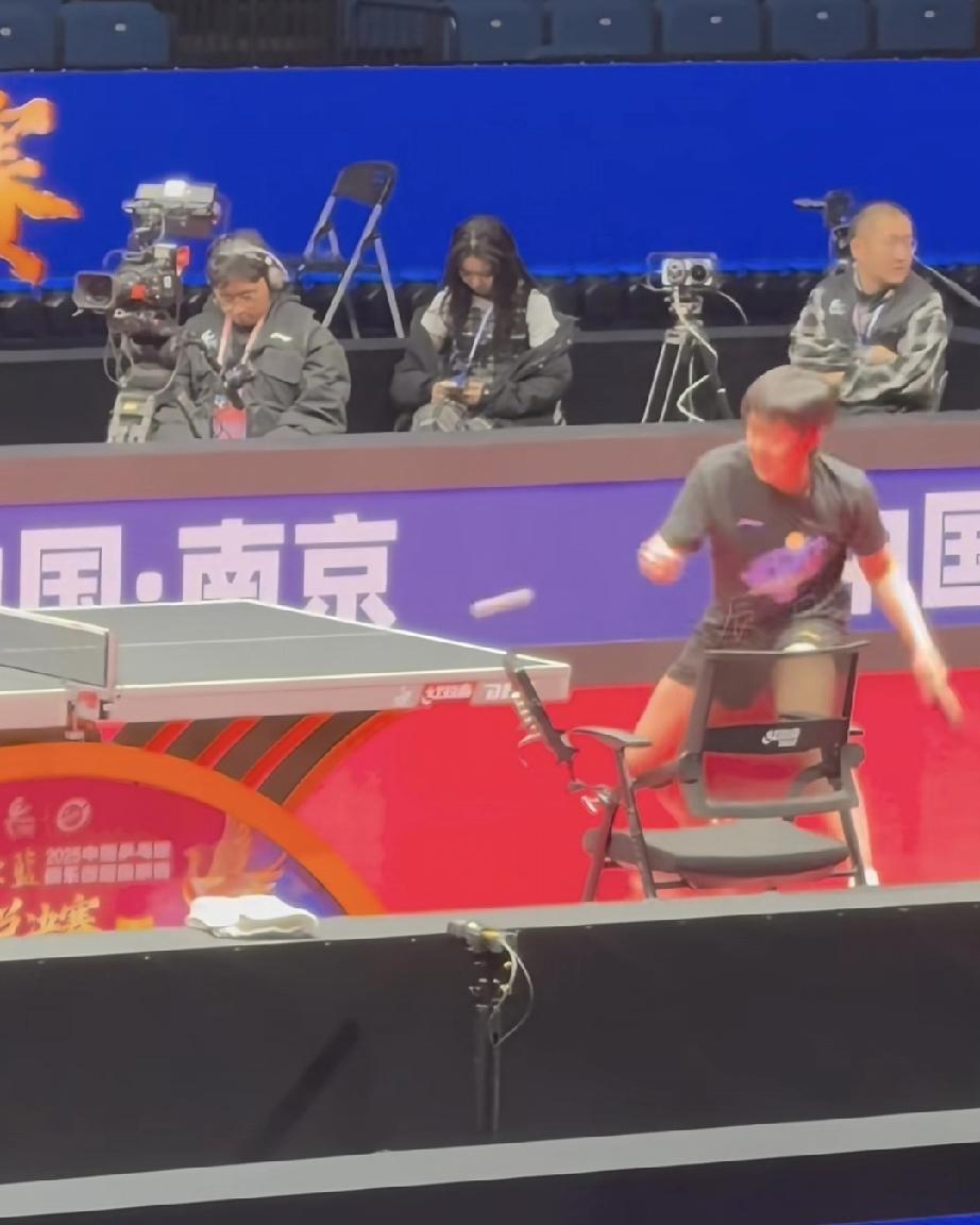 王楚钦不需要一个“病退”的人设。退赛10天后，他出现在南京的球馆。手腕缠着肌