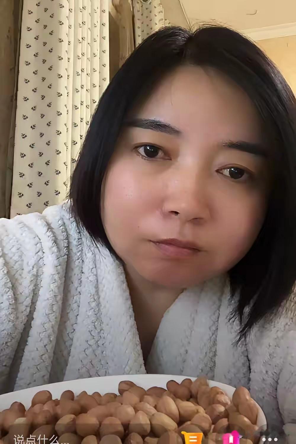 堂嫂近日那模样，像极了腌了的茄子，眼神满是忧愁，耷拉着脸。她称这几天情绪不佳，之