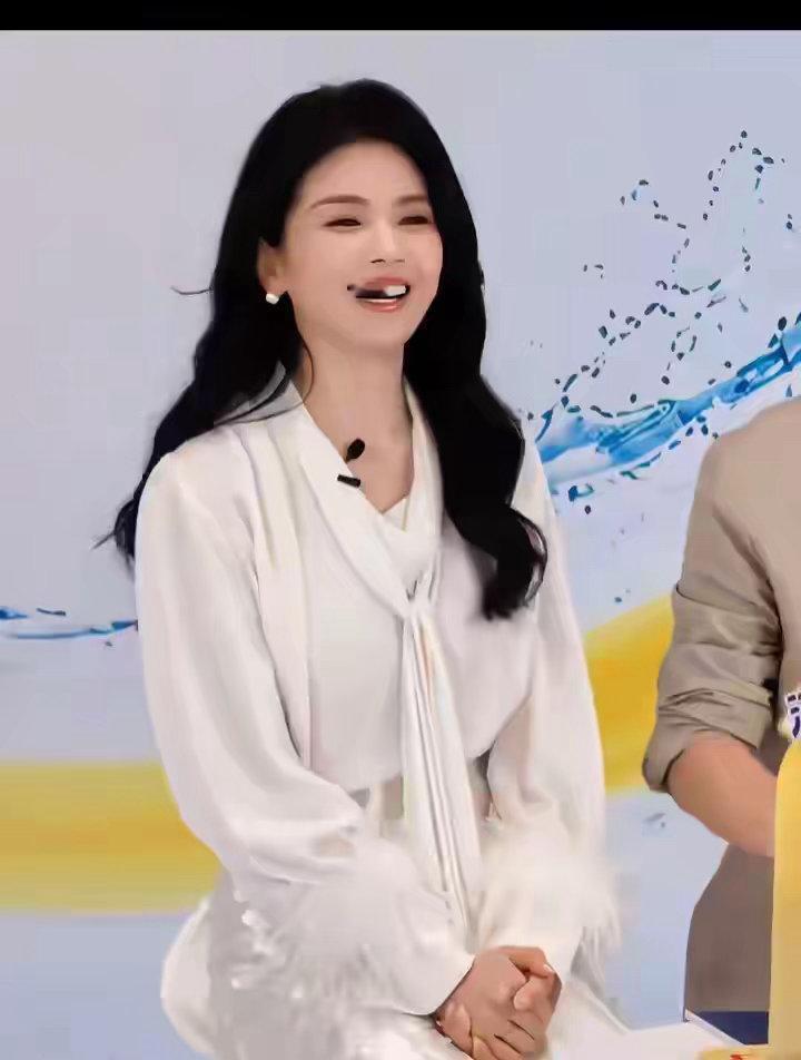 刘涛一袭白衬衫造型亮相直播间，黑长卷发温婉气质拉满状态太能打