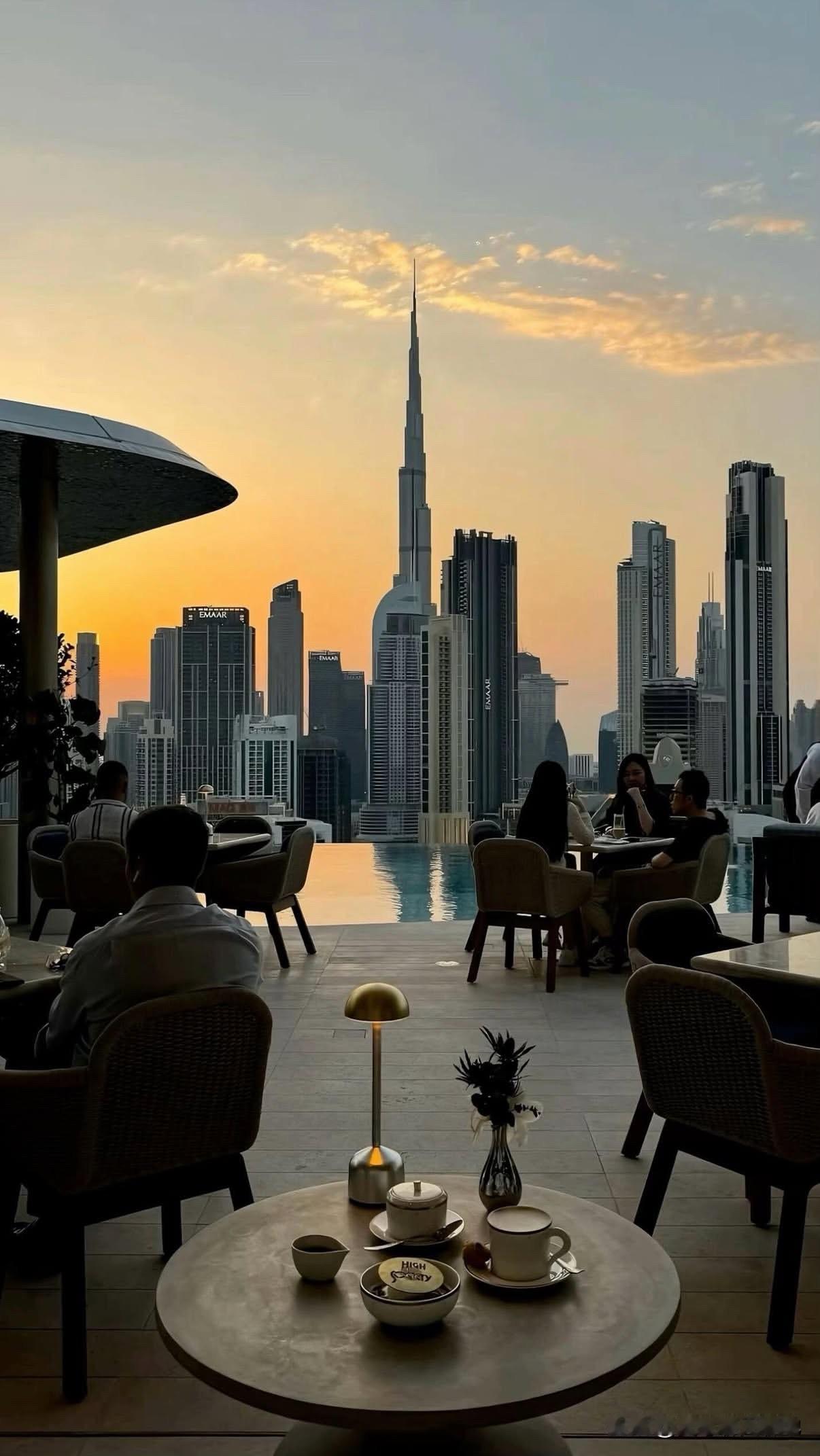 在迪拜的DubaiMall排队买咖啡，遇到一件有点尴尬但非常难忘的事儿，非常有