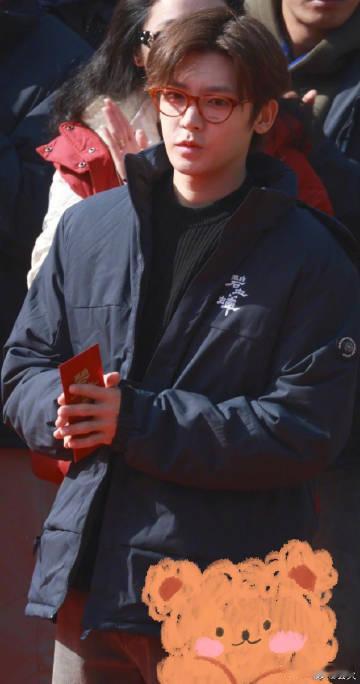 侯明昊碧血蝉开机照《碧血蝉》开机了，侯明昊在开机照中的造型十分吸引眼球！这一部