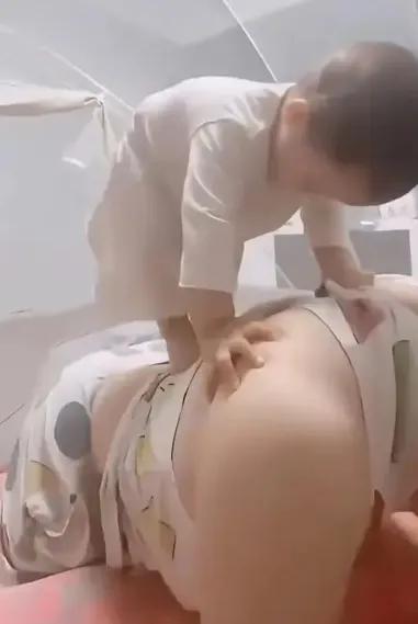 没有一口奶是白吃的，一岁多的宝宝每天给妈妈踩背，身体不轻不重刚刚好。小脚丫踩在妈