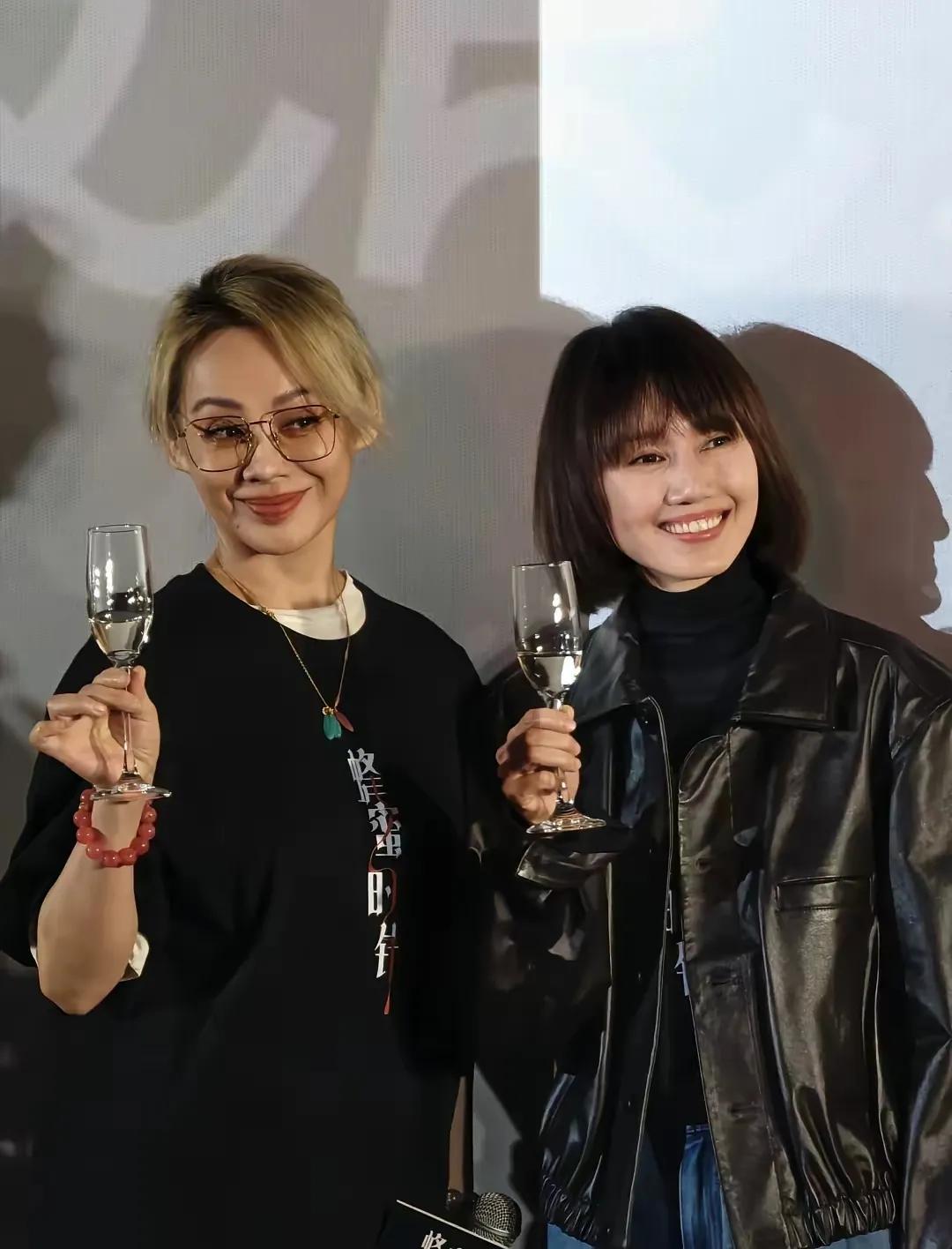 54岁宁静和48岁袁泉同框碰杯，状态也太能打了！天然脸抗老，气场各有千秋，这才