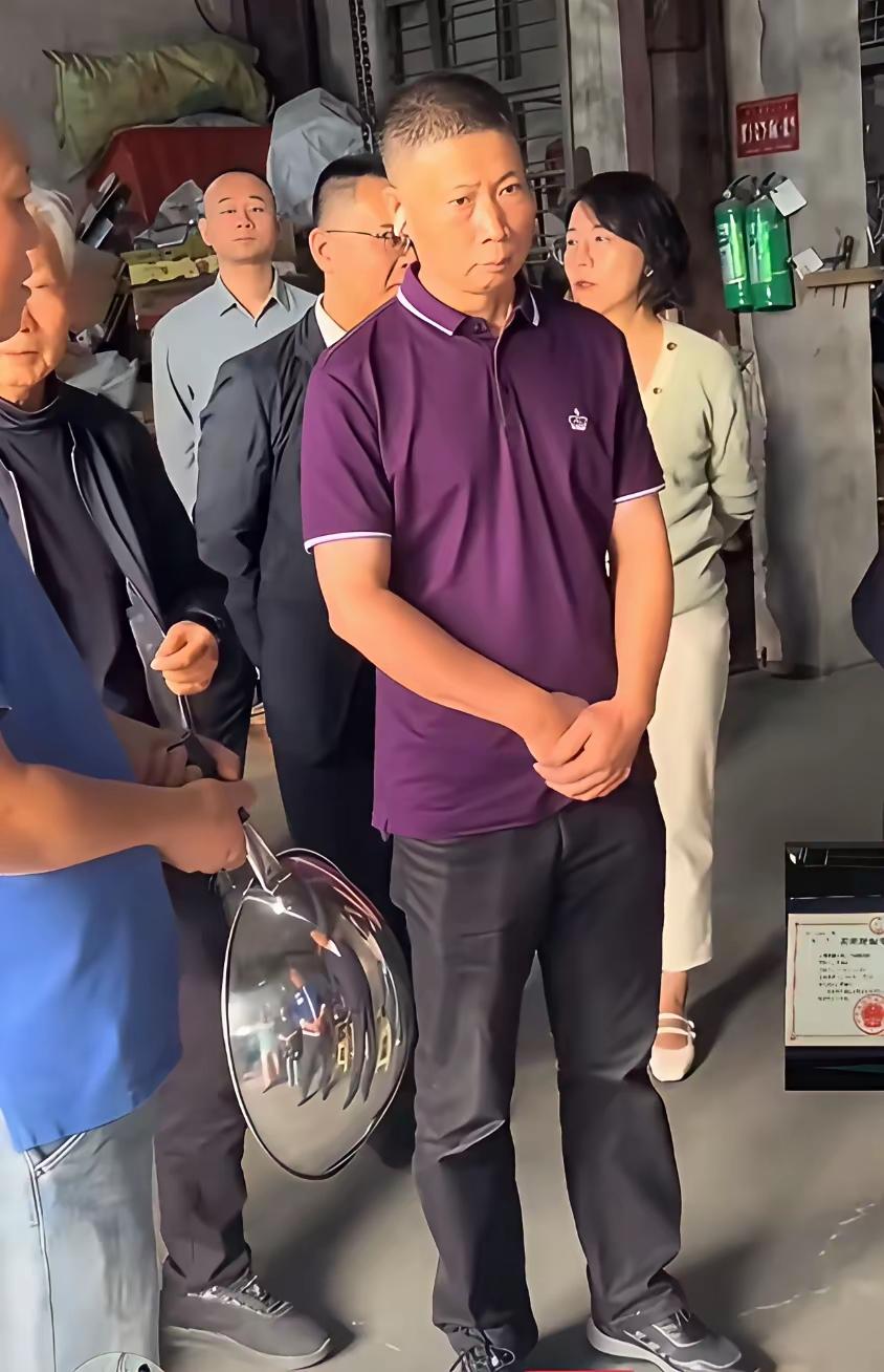 这瑞安不锈钢的锅还没有卖出去呢？这老板也开始砸自己的招牌。一个不锈钢锅用了十几