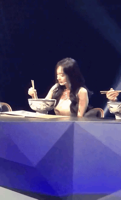 近日，杨幂在享受美食时，被身旁工作人员轻声提醒“少吃点”。画面中，杨幂一脸惊讶又