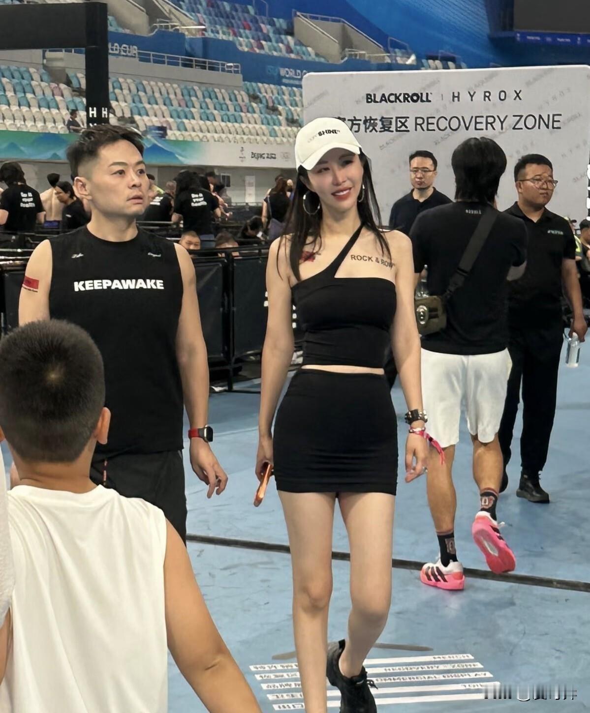 75岁的老头，为了证明自己身子还行，拼命参加体能比赛。女方这边，卖力晒出二人的相
