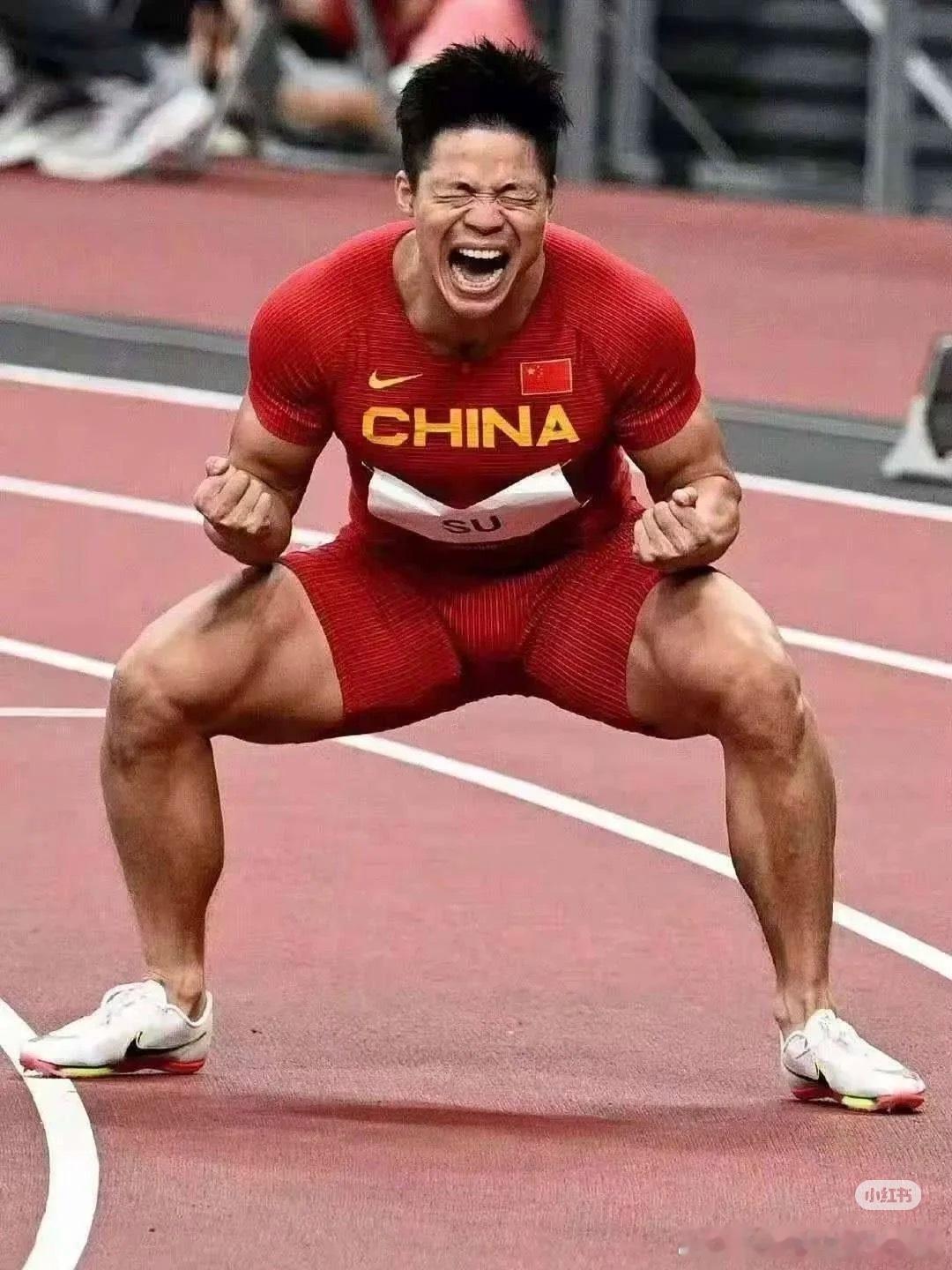 看苏炳添起跑那一下总觉得震撼——蹬地瞬间肌肉贲张的爆发力，像蓄满力的弹簧猛地弹开