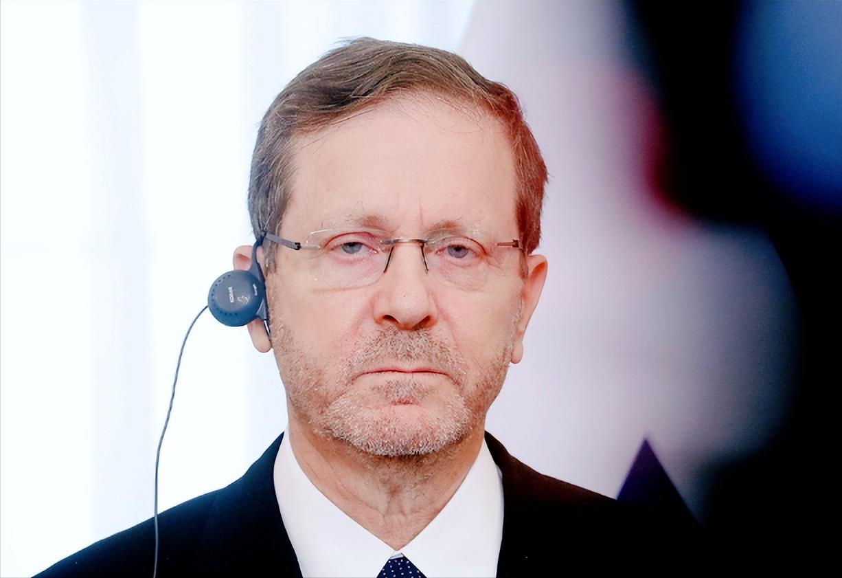 太让人意外了！就在当地时间2月9号，以色列总统赫尔佐格下飞机踏上澳大利亚的土地，