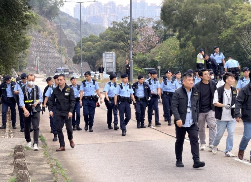 本月21日凌晨，香港警方接报称一名手持锯齿利刀和铁枝的男子，在荃湾港铁站及葵涌业