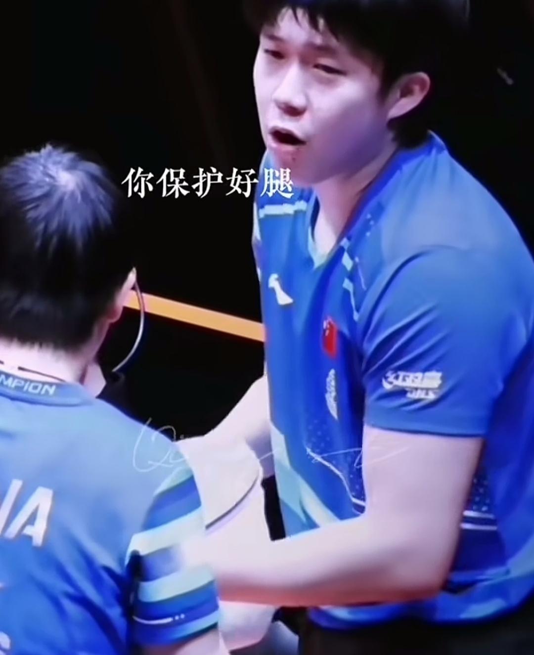 看看可以确定，莎莎这时候是最听搭档王楚钦的话的。这是香港换双决赛现场，莎莎80