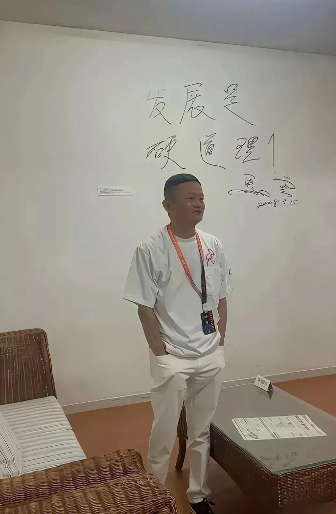 不怪那么多人想嫁给他，确实挺好看的啊。[哈哈笑][哈哈笑][哈哈笑][哈哈笑]